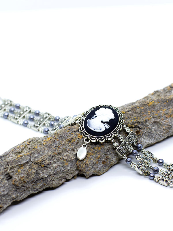 ANASTASIA II dunkel-graue Perlen Silber Kropfkette mit schwarz-weißer Gemme mit Frauenmotive - Riemenschneider Manufaktur