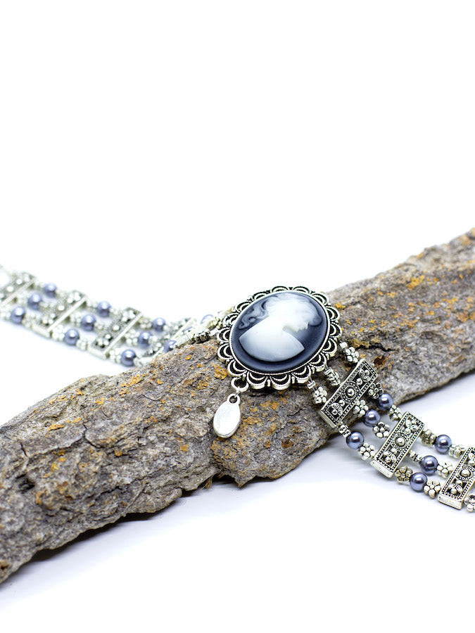 ANASTASIA II dunkel-graue Perlen Silber Kropfkette mit grauer Gemme mit Frauenmotive - Riemenschneider Manufaktur