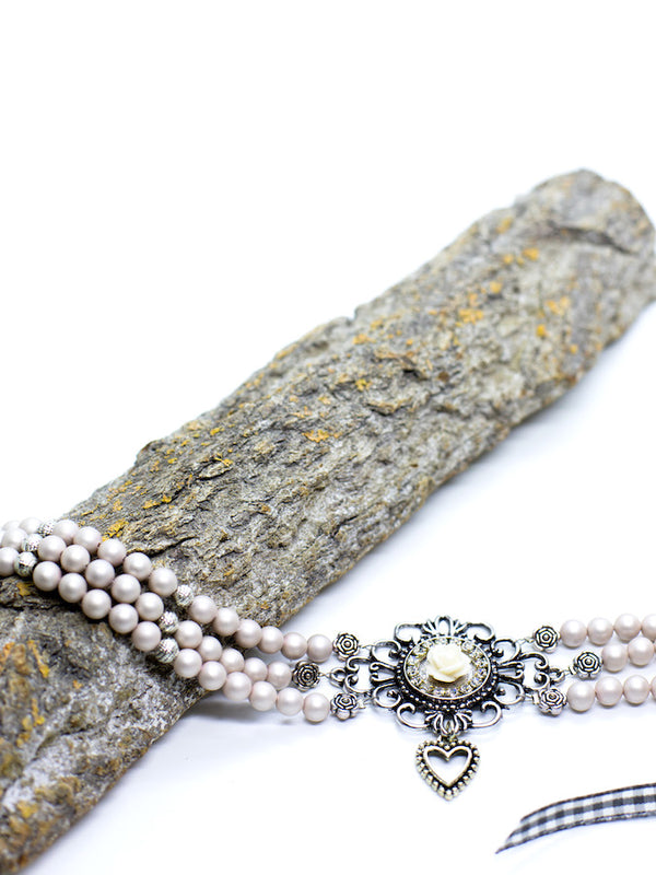 ANNABELL Mattrosefarbene Perlen Kropfkette Perlenkette mit Rosengemme und Strassumrandung mit Herzanhänger - Riemenschneider Manufaktur