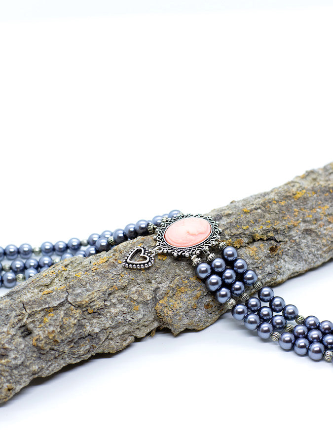 ARABELLA 2 dunkelgrauer Perlen Kropfkette Perlenkette mit Rosa Gemme und Frauenmotiv sowie einem Herzanhänger - Riemenschneider Manufaktur