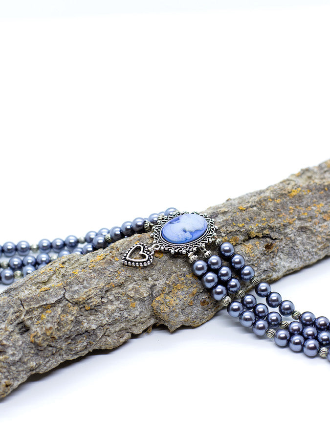 ARABELLA 2 dunkelgrauer Perlen Kropfkette Perlenkette mit Blaueschimmernden Gemme und Frauenmotiv sowie einem Herzanhänger - Riemenschneider Manufaktur