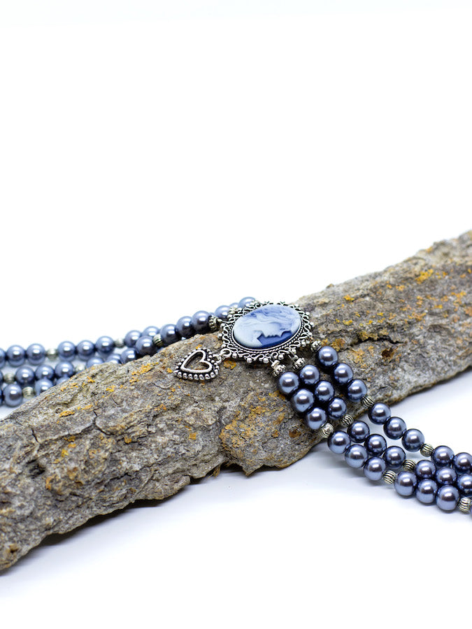 ARABELLA 2 dunkelgrauer Perlen Kropfkette Perlenkette mit Blauer Gemme und Frauenmotiv sowie einem Herzanhänger - Riemenschneider Manufaktur