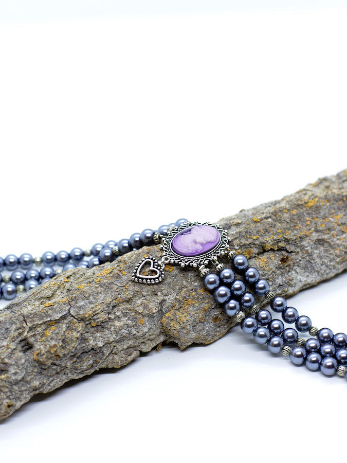 ARABELLA 2 dunkelgrauer Perlen Kropfkette Perlenkette mit Lila Gemme und Frauenmotiv sowie einem Herzanhänger - Riemenschneider Manufaktur