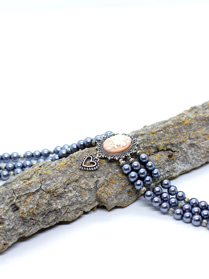 ARABELLA 2 dunkelgrauer Perlen Kropfkette Perlenkette mit NUdefarbener Gemme und weißer Frauenmotiv sowie einem Herzanhänger - Riemenschneider Manufaktur