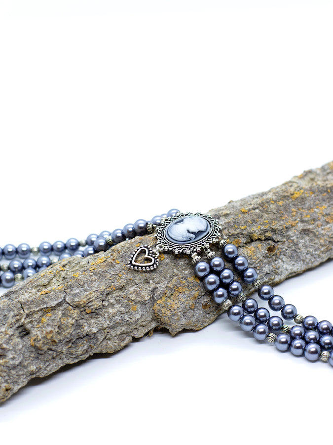 ARABELLA 2 dunkelgrauer Perlen Kropfkette Perlenkette mit Grauer Gemme und Frauenmotiv sowie einem Herzanhänger - Riemenschneider Manufaktur