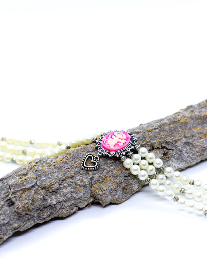 ARABELLA 1 Cremefarbene Perlen Kropfkette Perlenkette mit Pinker Gemme mit Blumenmotiv und Herzanhänger - Riemenschneider Manufaktur