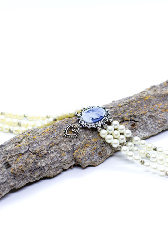 ARABELLA 1 Cremefarbene Perlen Kropfkette Perlenkette mit Blauer Gemme mit Frauenmotiv und Herzanhänger - Riemenschneider Manufaktur