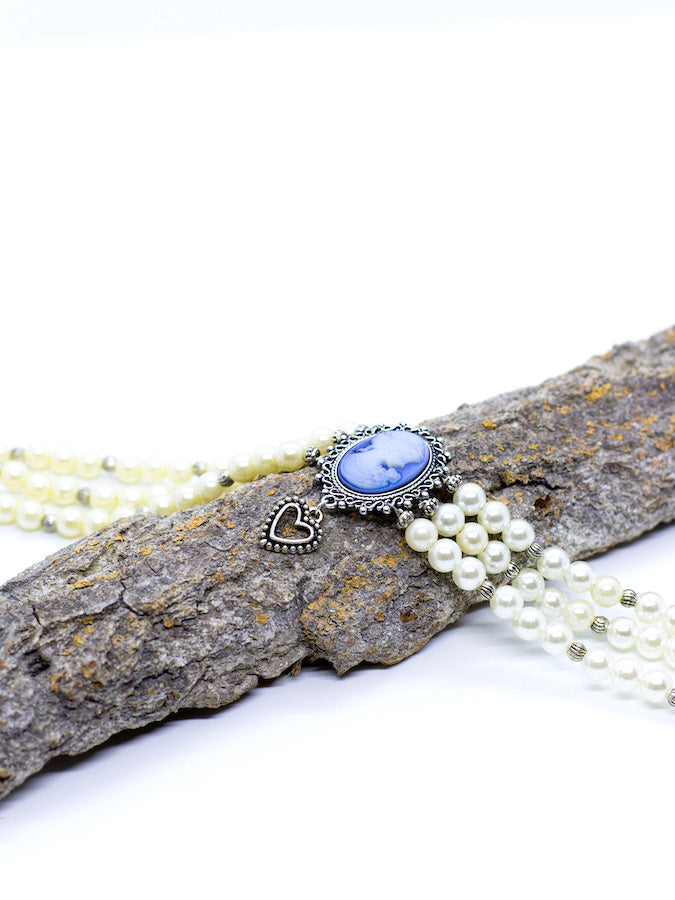 ARABELLA 1 Cremefarbene Perlen Kropfkette Perlenkette mit Blauschimmernder Gemme mit Frauenmotiv und Herzanhänger - Riemenschneider Manufaktur