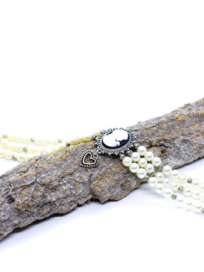 ARABELLA 1 Cremefarbene Perlen Kropfkette Perlenkette mit Schwarzer Gemme mit weißem Frauenmotiv und Herzanhänger - Riemenschneider Manufaktur