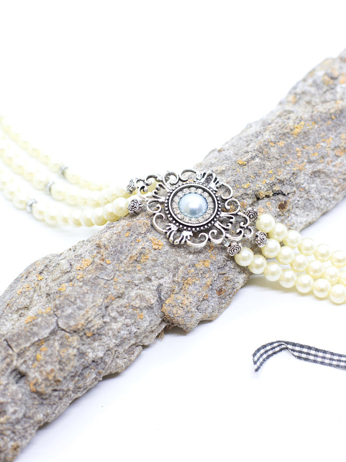 ARIANA weiße Perlen Kropfkette Perlenkette mit hellblauer Halbkugel - Riemenschneider Manufaktur