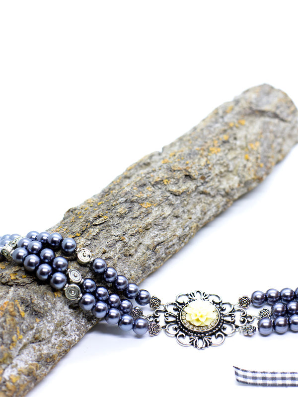 ARIANE 2 dunkelgraue Perlen Kropfkette Perlenkette mit cremefarbener Blumengemme mit karierten Bändern - Riemenschneider Manufaktur