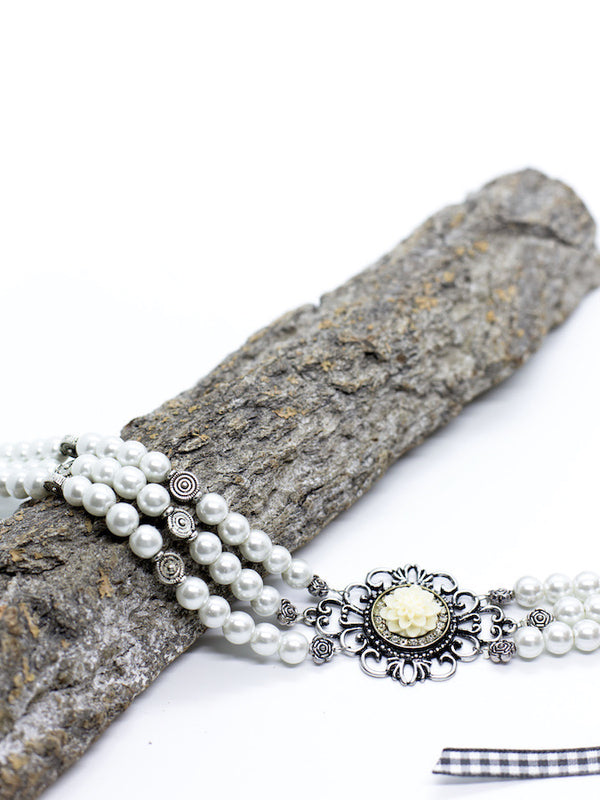 ARIANE 1 weiße Perlen Kropfkette Perlenkette mit cremefarbener Blumengemme karierten Bändern - Riemenschneider Manufaktur