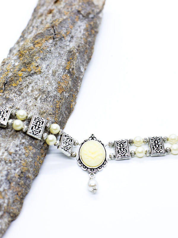 ARIANNE weiße Perlenkette Kropfkette mit silbernen Zwischenperlen mit cremefarbener Gemme und Perlenanhänger - Riemenschneider Manufaktur