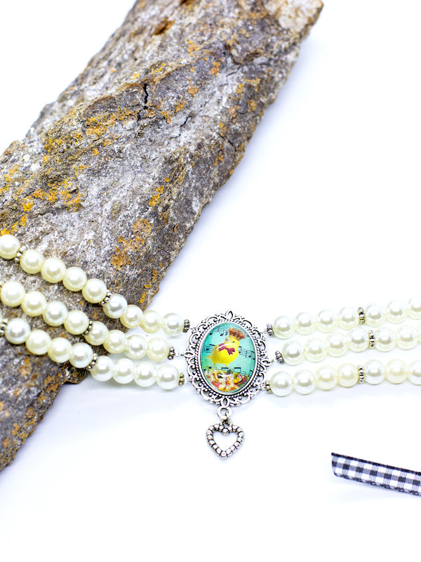 ARIEL weiße Perlenkette Kropfkette mit silbernen Zwischenperlen mit Kükenmotiv und kleinem Herzanhänger - Riemenschneider Manufaktur