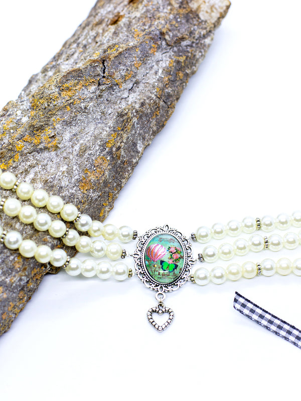 ARIEL weiße Perlenkette Kropfkette mit silbernen Zwischenperlen mit Heißluftballonmotive und kleinem Herzanhänger - Riemenschneider Manufaktur