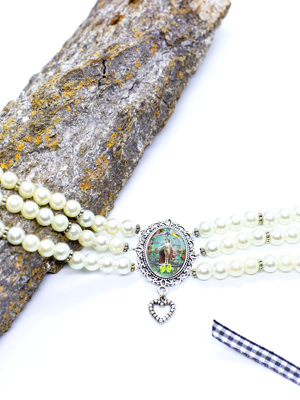 ARIEL weiße Perlenkette Kropfkette mit silbernen Zwischenperlen mit Vogelkäfigmotiv und kleinem Herzanhänger - Riemenschneider Manufaktur