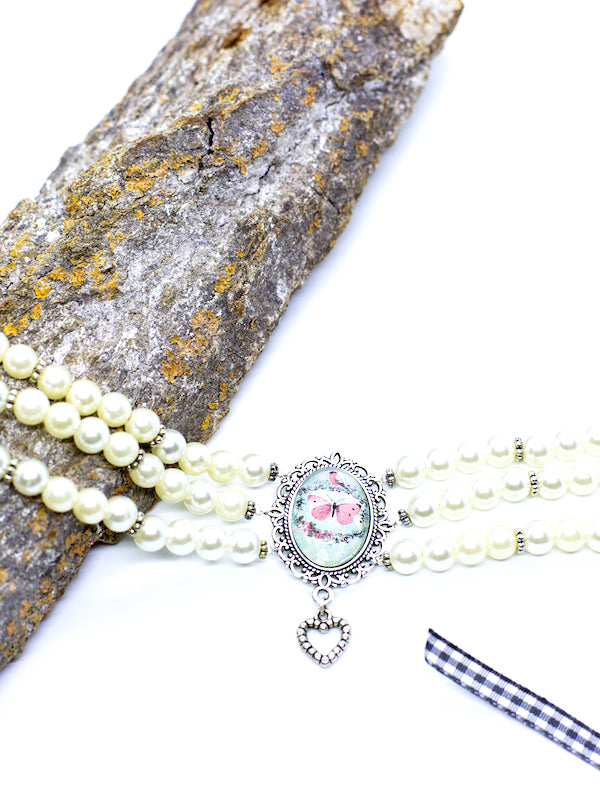 ARIEL weiße Perlenkette Kropfkette mit silbernen Zwischenperlen mit Schmetterlingsmotiv in Rosa und kleinem Herzanhänger - Riemenschneider Manufaktur