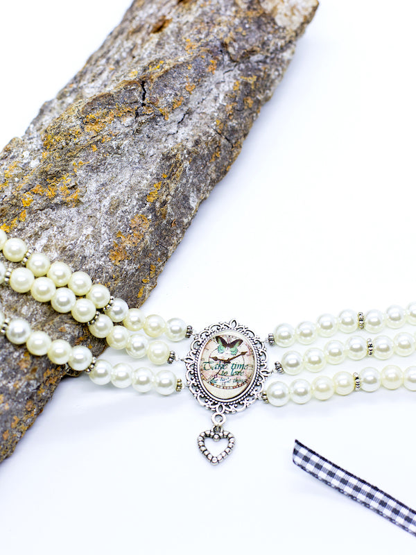 ARIEL weiße Perlenkette Kropfkette mit silbernen Zwischenperlen mit Schmetterlingsmotiv zarte Farben und kleinem Herzanhänger - Riemenschneider Manufaktur