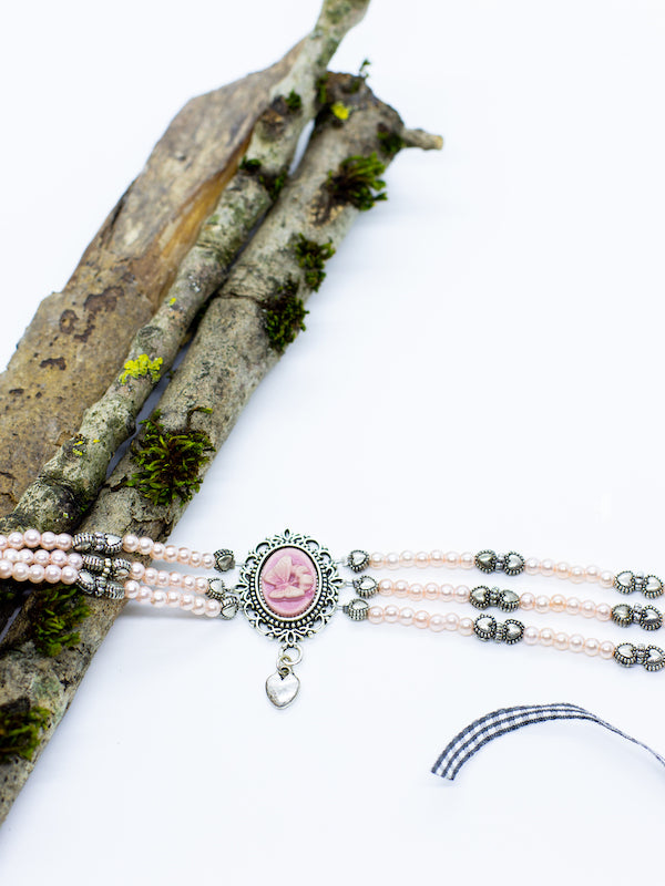 BABETTE rosa Perlen Kropfkette mit Herzanhänger und Rosa Gemme - Riemenschneider Manufaktur