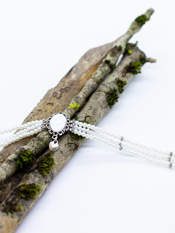 BEATRICE weiße Perlenkette Kropfkette mit weißer Gemme und kleinem Herzanhänger - Riemenschneider Manufaktur
