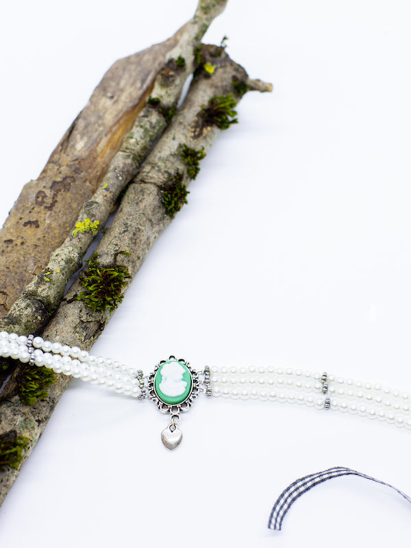 BEATRICE weiße Perlenkette Kropfkette mit grün-weißer Gemme und kleinem Herzanhänger - Riemenschneider Manufaktur