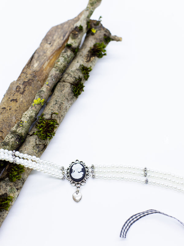 BEATRICE weiße Perlenkette Kropfkette mit schwarz-weißer Gemme und kleinem Herzanhänger - Riemenschneider Manufaktur