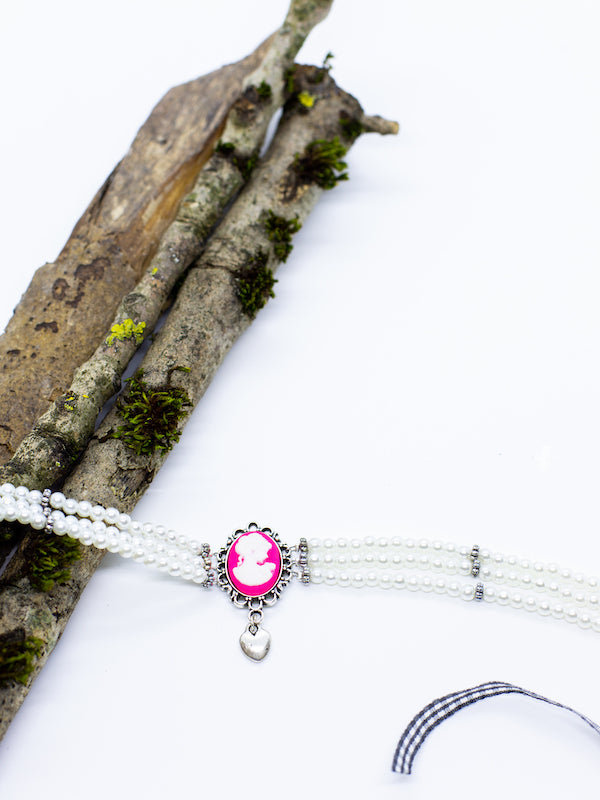 BEATRICE weiße Perlenkette Kropfkette mit pink-weißer Gemme und kleinem Herzanhänger - Riemenschneider Manufaktur