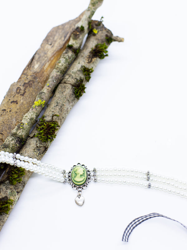 BEATRICE weiße Perlenkette Kropfkette mit grün schimmernder Gemme und kleinem Herzanhänger - Riemenschneider Manufaktur