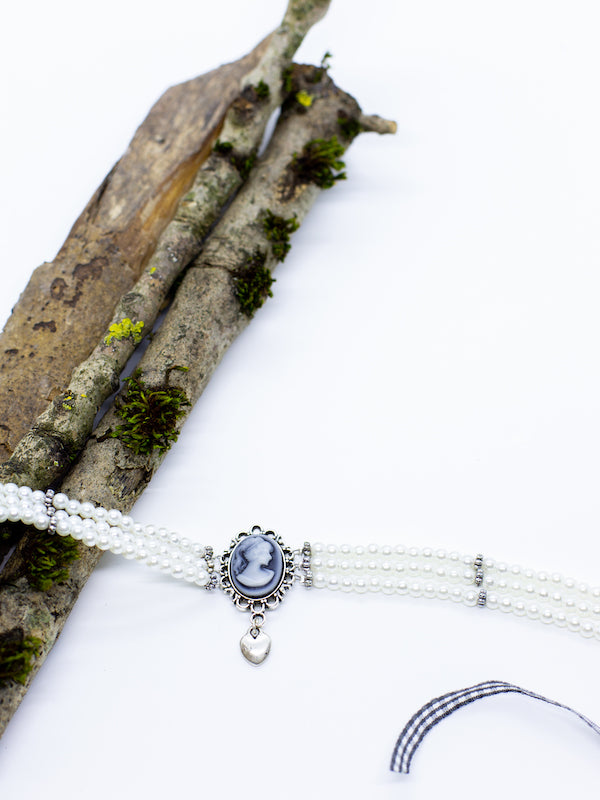 BEATRICE weiße Perlenkette Kropfkette mit grauer Gemme und kleinem Herzanhänger - Riemenschneider Manufaktur