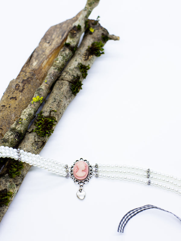BEATRICE weiße Perlenkette Kropfkette mit altrosé Gemme und kleinem Herzanhänger - Riemenschneider Manufaktur