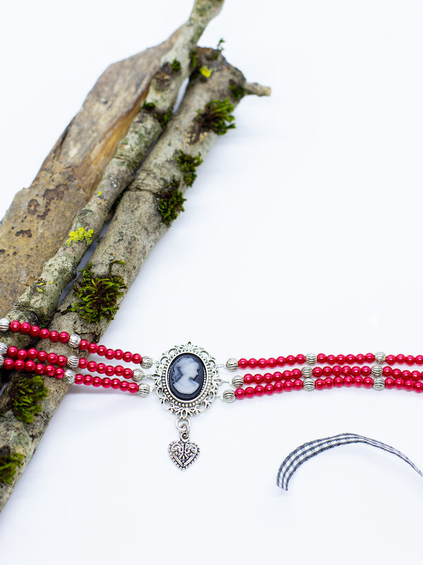 BERNADETTE rote Perlen Kropfkette mit einem Herzanhänger und grauer Gemme - Riemenschneider Manufaktur