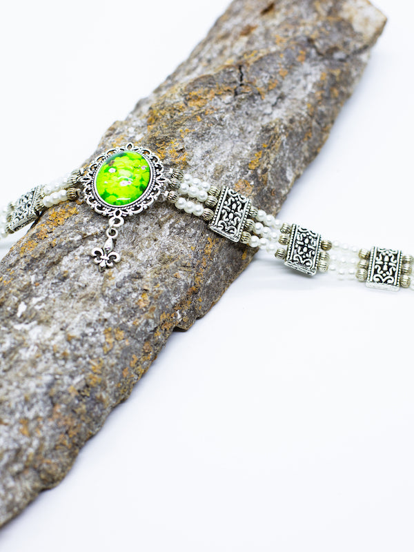 BETTY Perlenkropfkette Perlenkette mit weißen perlen und silbernen Zwischengliedern mit einer Kleeblatt Gemme - Riemenschneider Manufaktur