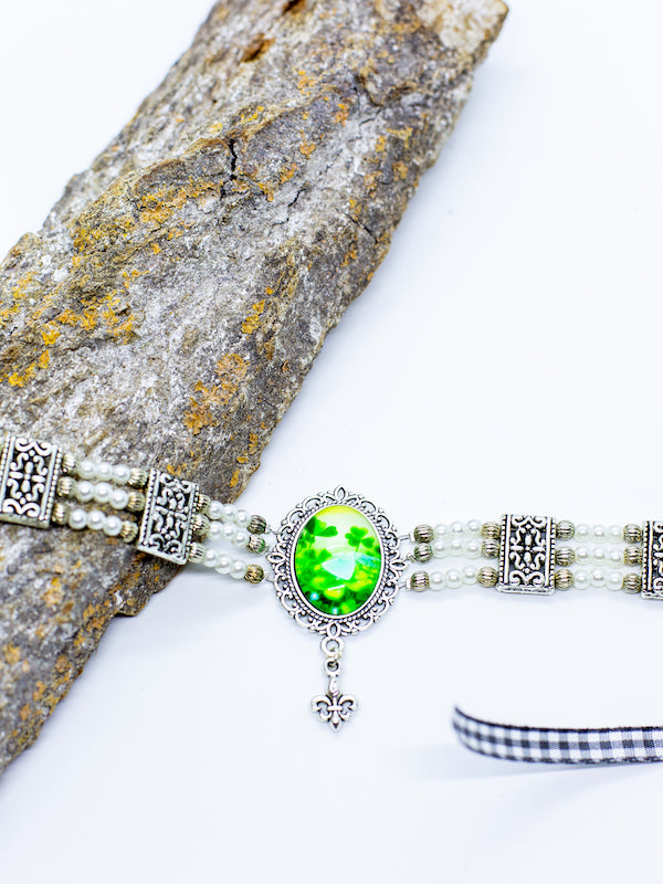 BETTY Perlen Kropfkette Perlenkette mit weißen perlen und silbernen Zwischengliedern mit einer Kleeblatt Gemme - Riemenschneider Manufaktur