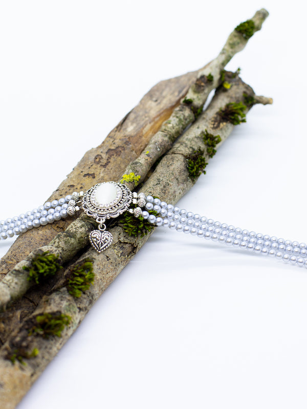 BIANCA hellgraue Perlen Kropfkette Perlenkette mit weißer Gemme und Strassumrandung - Riemenschneider Manufaktur