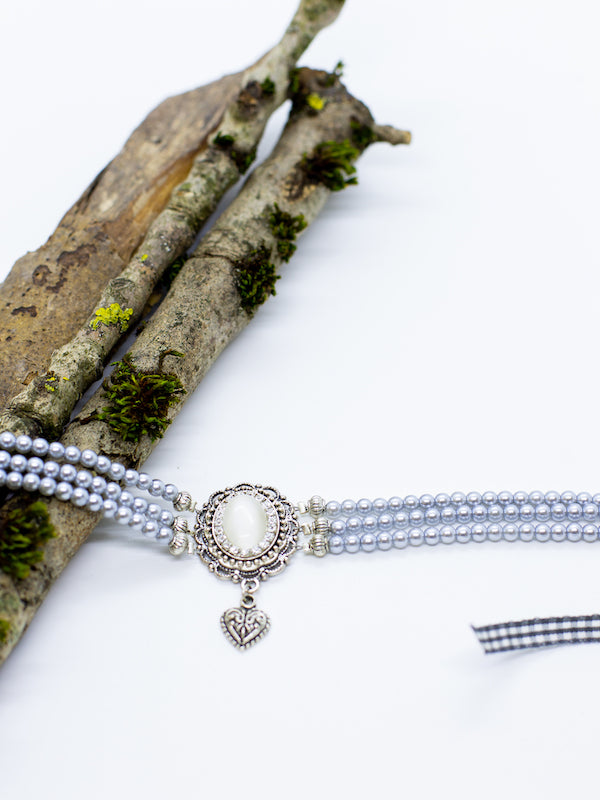 BIANCA hellgraue Kropfkette Perlenkette mit weißer Gemme und Strassumrandung - Riemenschneider Manufaktur