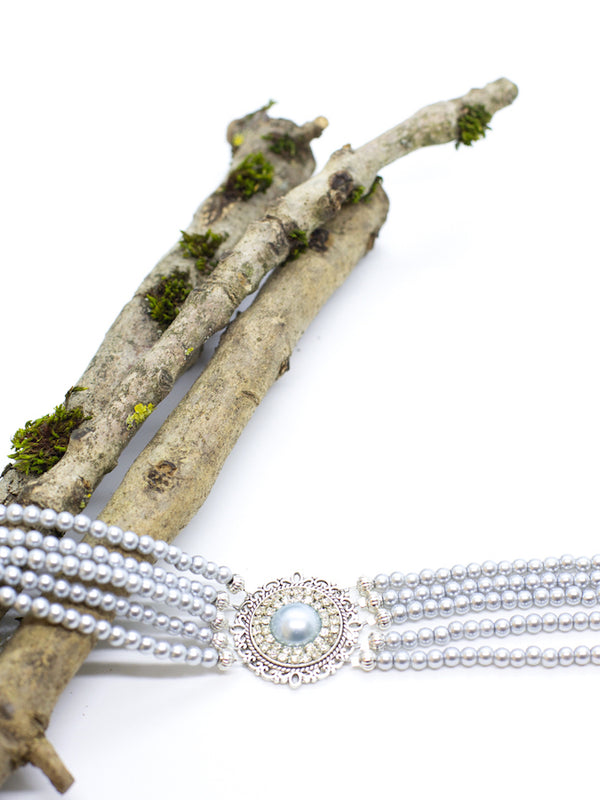 BRIGID perlen Kropfkette Perlenkette mit hellblauem Stein und Strass Applikationen - Riemenschneider Manufaktur