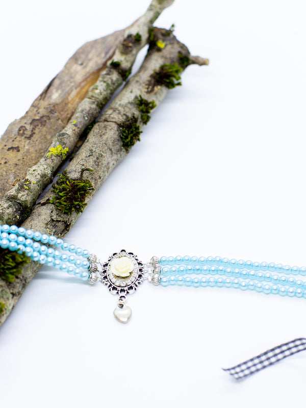 BRIGITTE türkise Perlen Kropfkette Perlenkette mit einer Rose und Strass Herzanhänger - Riemenschneider Manufaktur