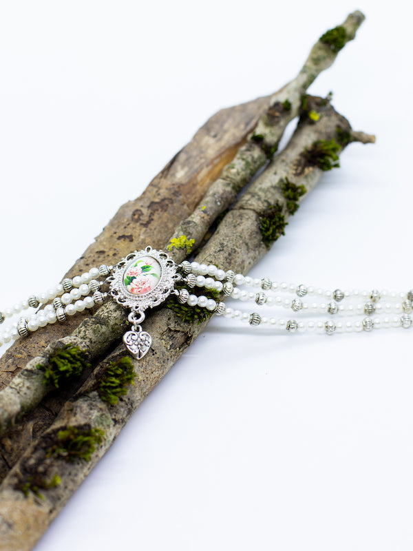 BRITTA weiße Perlenkette Kropfkette mit silbernen Zwischenperlen mit rosa Blumen Gemme und kleinem Herzanhänger - Riemenschneider Manufaktur