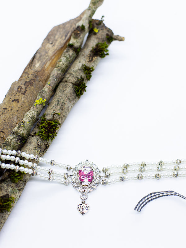 BRITTA weiße Perlenkette Kropfkette mit silbernen Zwischenperlen mit magenta Schmetterling Gemme und kleinem Herzanhänger - Riemenschneider Manufaktur