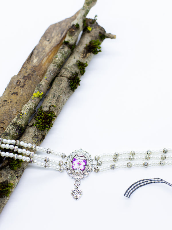 BRITTA weiße Perlenkette Kropfkette mit silbernen Zwischenperlen mit lila Schmetterling Gemme und kleinem Herzanhänger - Riemenschneider Manufaktur