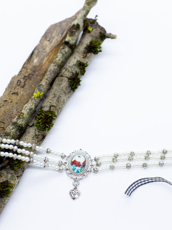 BRITTA weiße Perlenkette Kropfkette mit silbernen Zwischenperlen mit rot blauen Nelken Gemme und kleinem Herzanhänger - Riemenschneider Manufaktur