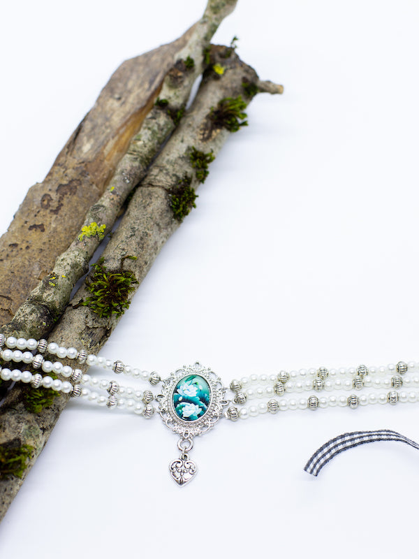BRITTA weiße Perlenkette Kropfkette mit silbernen Zwischenperlen mit türkisen Blumen Gemme und kleinem Herzanhänger - Riemenschneider Manufaktur