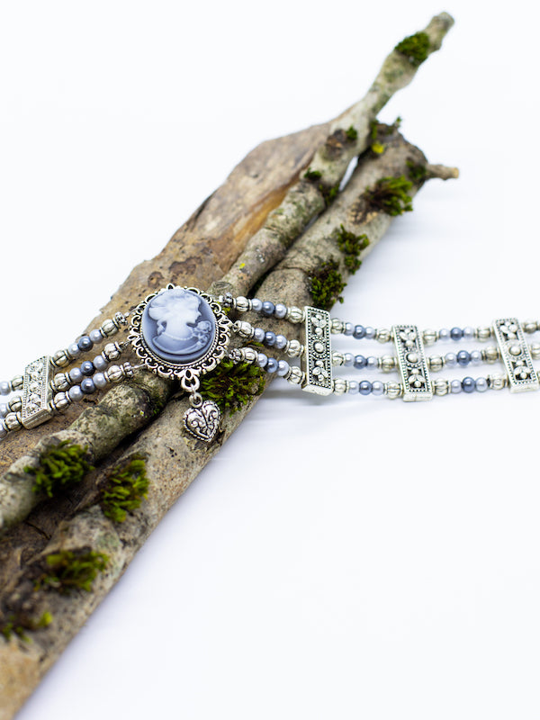BRUNHILD perlenkropfkette Perlenkette mit Antik-Silber und grauen Perlen mit grauer Gemme  - Riemenschneider Manufaktur