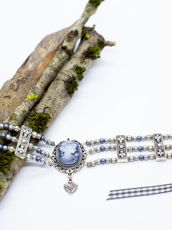 BRUNHILD graue Perlenkropfkette Perlenkette mit Antik-Silber und grauen Perlen mit grauer Gemme  - Riemenschneider Manufaktur