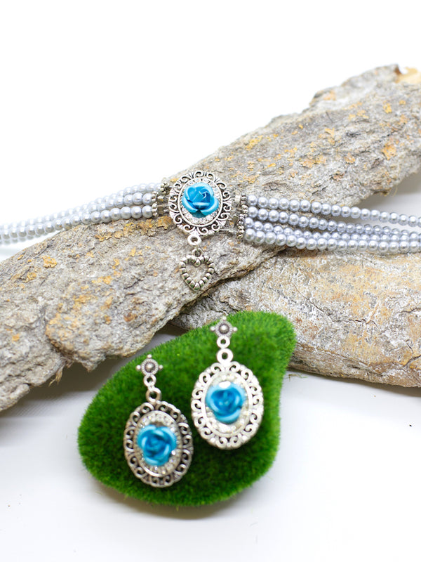ERLA hellgraue Perlen Kropfkette Perlenkette mit blauer Rose und Strass Applikationen und passenden Ohrringen - Riemenschneider Manufaktur