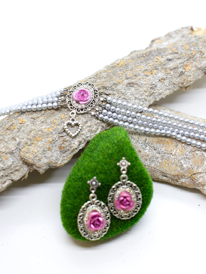 ERLA hellgraue Perlen Kropfkette Perlenkette mit rosa Rose und Strass Applikationen und passenden Ohrringen - Riemenschneider Manufaktur