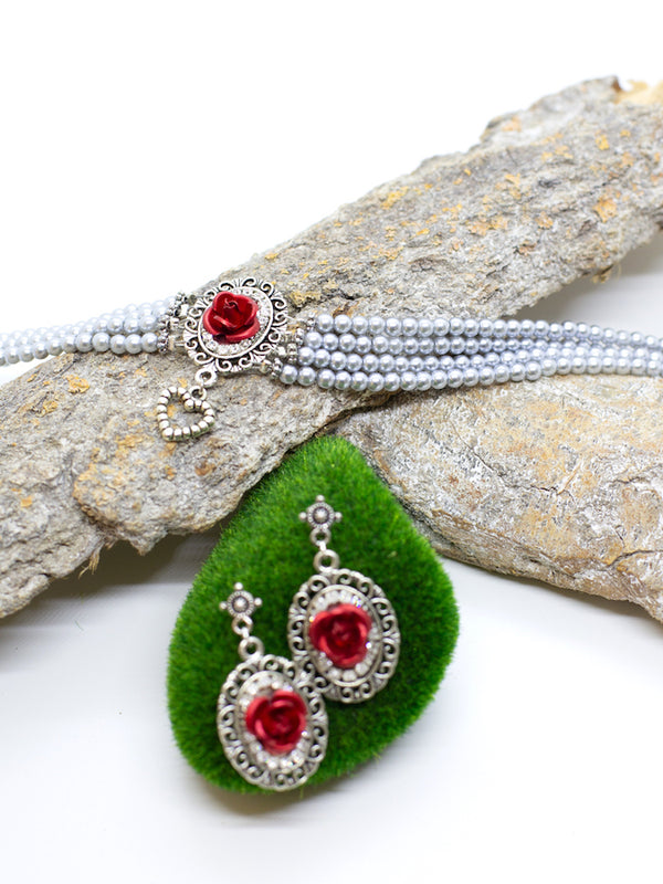 ERLA hellgraue Perlen Kropfkette Perlenkette mit roter Rose und Strass Applikationen und passenden Ohrringen - Riemenschneider Manufaktur