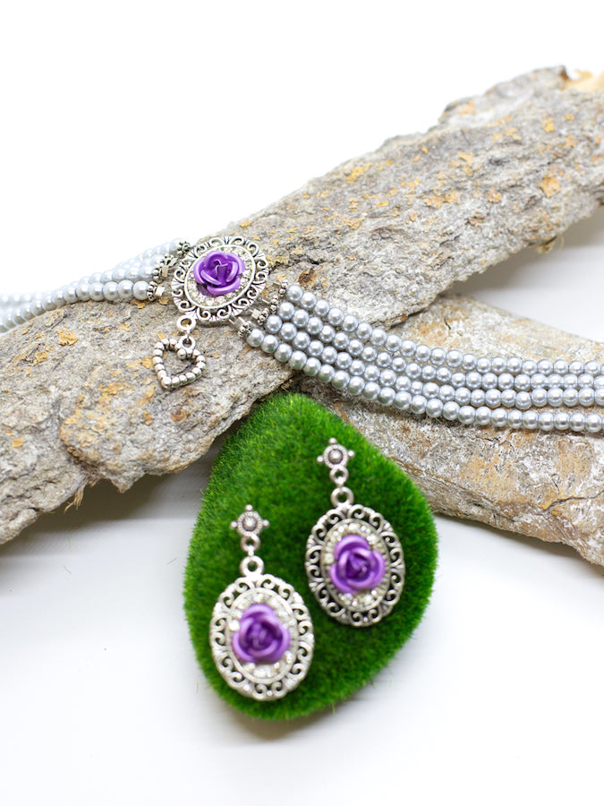 ERLA hellgraue Perlen Kropfkette Perlenkette mit helllila Rose und Strass Applikationen und passenden Ohrringen - Riemenschneider Manufaktur