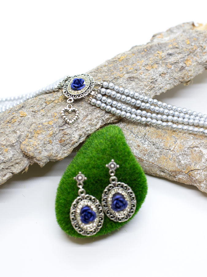 ERLA hellgraue Perlen Kropfkette Perlenkette mit dunkelblauer Rose und Strass Applikationen und passenden Ohrringen - Riemenschneider Manufaktur