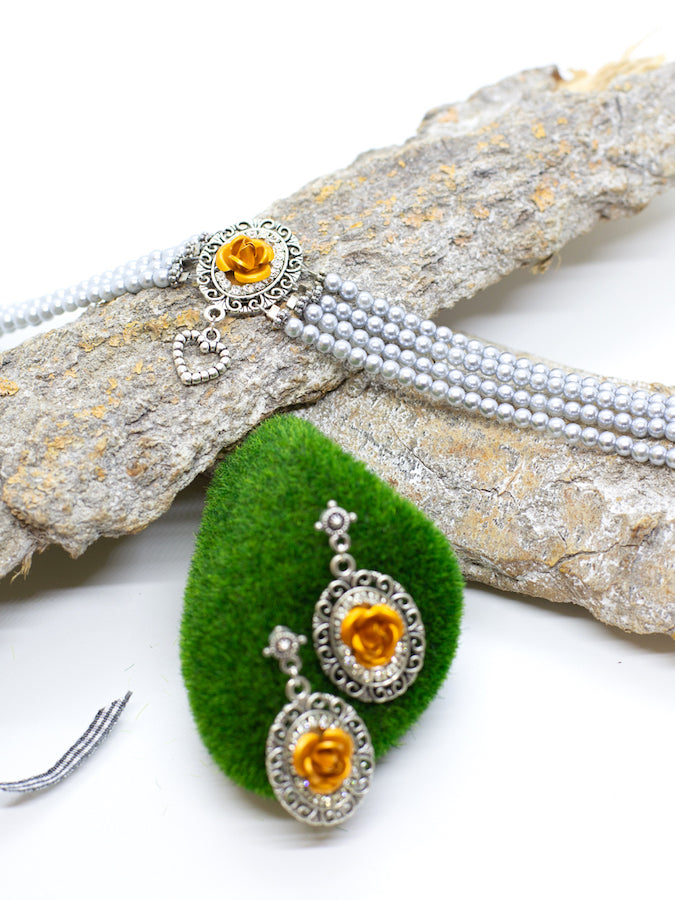 ERLA hellgraue Perlen Kropfkette Perlenkette mit okarfarbener Rose und Strass Applikationen und passenden Ohrringen - Riemenschneider Manufaktur